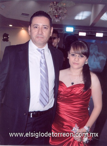 18092010 Cecilia García Niño acompañada de su papá Ing. Gerardo García Legaspi el día de su graduación.
