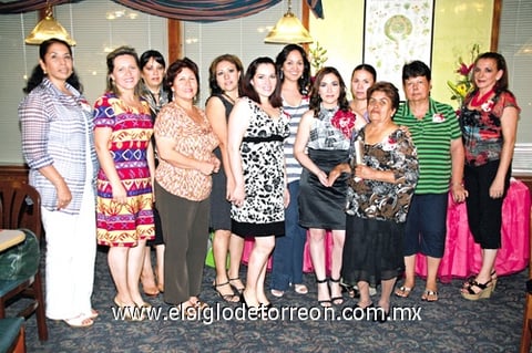 19092010 Karla Rivas junto a las asistentes a su despedida de soltera; ya que contraerá nupcias con Jesús Monárrez Suárez.