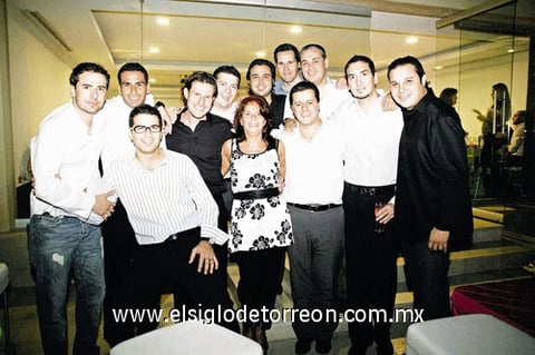 19092010 Emilia de Valdez y su hijo Pedro Antonio Valdez, durante su festejo de cumpleaños, acompañado por sus familiares y amigos.