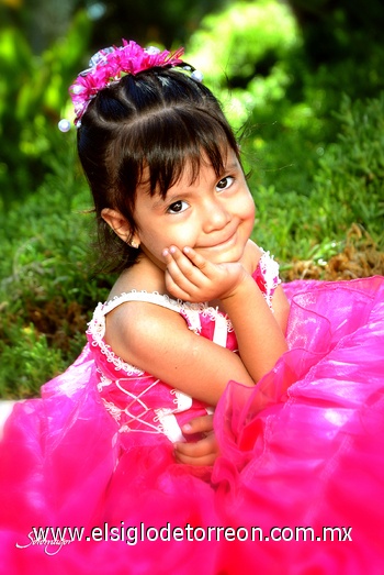 19092010 La pequeña Alondra Jacqueline Meléndez Santos celebrando sus tres añitos.- Fotografía Sotomayor