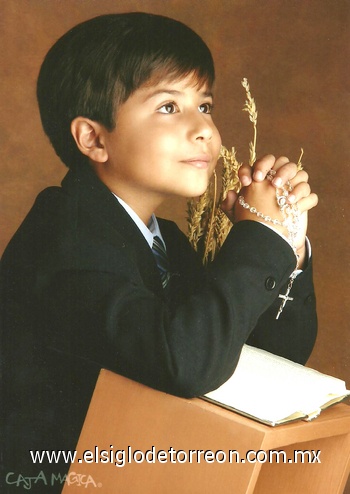 19092010 Alejandro F. Gutiérrez recibió el Sacramento de la Comunión el diez de julio de 2010 en la parroquia de La Medalla Milagrosa. Lo acompañó su mamá Sra. Marcela Gutiérrez Jordán.- Caja Mágica Fotografía Infantil