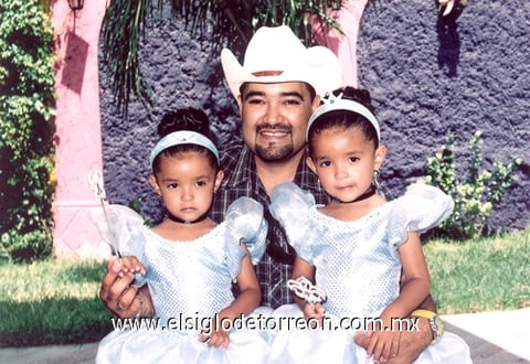 19092010 Las pequeñas princesitas Camila y Romina Velázquez Parra junto a su papá Nicolás Velázquez Ramos.