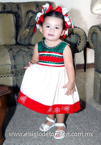 19092010 Ana Sofía lució muy linda con el atuendo de las fiestas patrias.