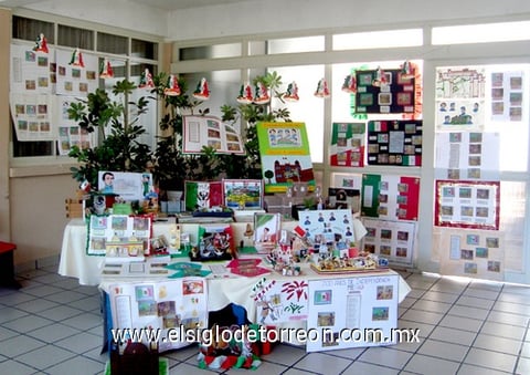 19092010 Exposición de trabajos con motivo de la Independencia por los alumnos de jardín de niños.