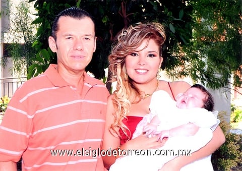 19092010 Ana Bárbara Martínez Garza junto a sus papás Miguel Ángel Martínez Lombas y Ana Elena Garza García, el día que recibió el Sacramento del Bautismo.