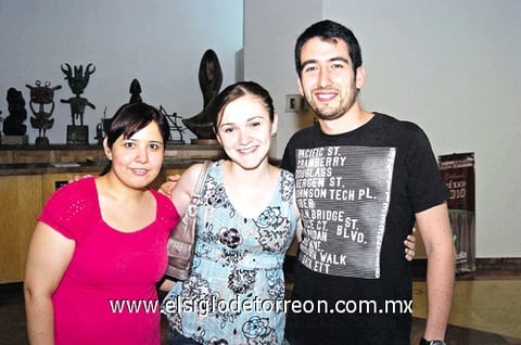 19092010 Mariana, Caro y Miguel.
