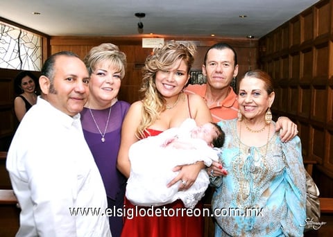 19092010 La pequeña con sus abuelitos; Lic. Gerardo A. Garza Ramírez y María Elena García de Garza; Dra. Carmen Lombas y sus papás.