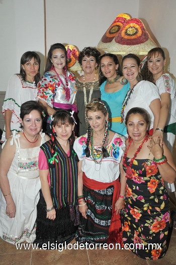 21092010 Bertha de Medina fue anfitriona de alegre festejo patrio, donde asistieron sus amigas.