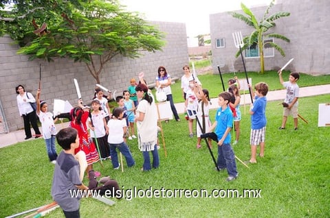 21092010 Alumnos realizaron un simulacro de la guerra de Independencia.