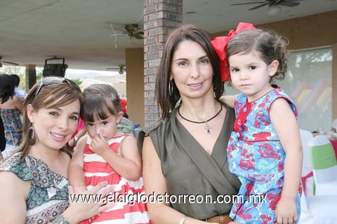 22092010 Las pequeñas María José y Miranda, con Blanca y Gaby.