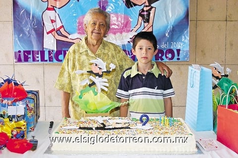 22092010 Pietro Moreno Medina acompañado de Aurora Medina el día en que celebró nueve años.
