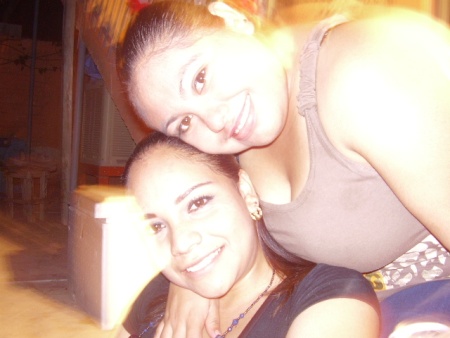 Con mi hermana Ani Agüero en su casa. Fotografía enviada por Cristy Agüero.