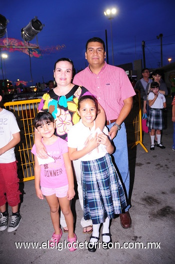 23092010 Julio Guillén, Emma, Ivanna y Verónica Barraza de Guillén.