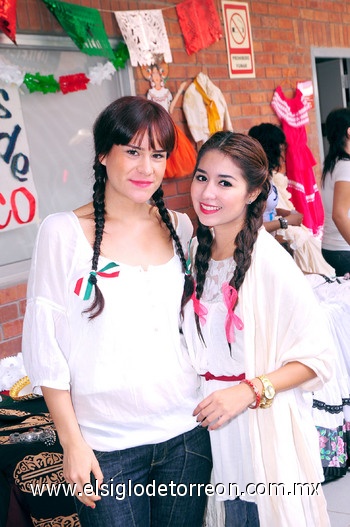 24092010 María Luisa Hernández y Sarahí Betancourt.