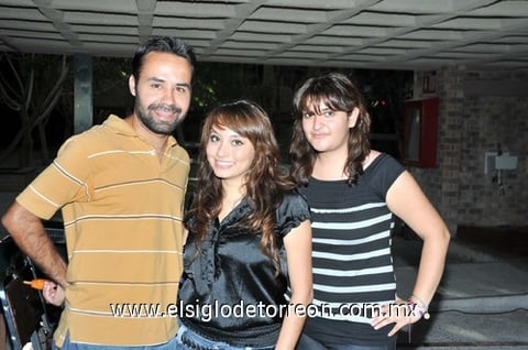 24092010 Luis Flores, Mariela Cuevas y Fernanda Rodríguez.