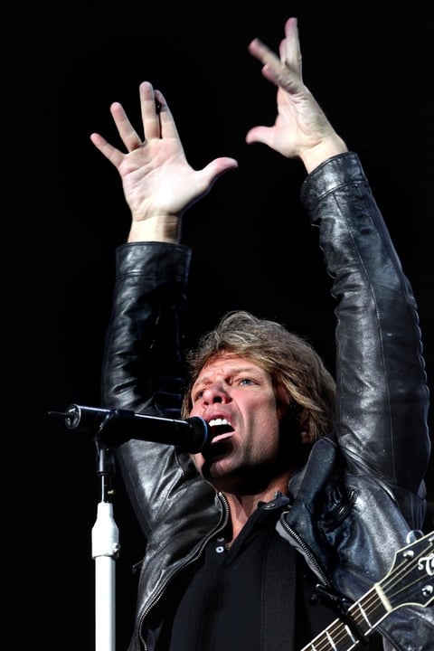 Minutos después de que sus teloneros comenzaran el espectáculo, cerca de las 21:30 horas, Jon Bon Jovi, Richie Sambora, Tico Torres y David Byrne subieron al escenario para comenzar su actuación con el tema Blood on Blood, de su disco New Jersey (1988).