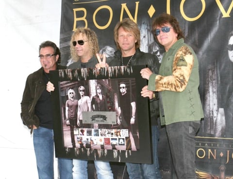 Bon Jovi recibió un reconocimiento durante conferencia previa a su presentación en el Foro Sol.