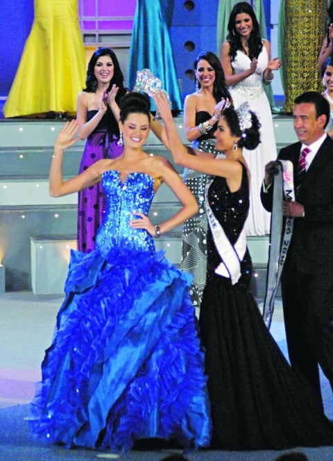 La Miss Universo Jimena Navarrete entregó la corona a la tapatía Karín Ontiveros.