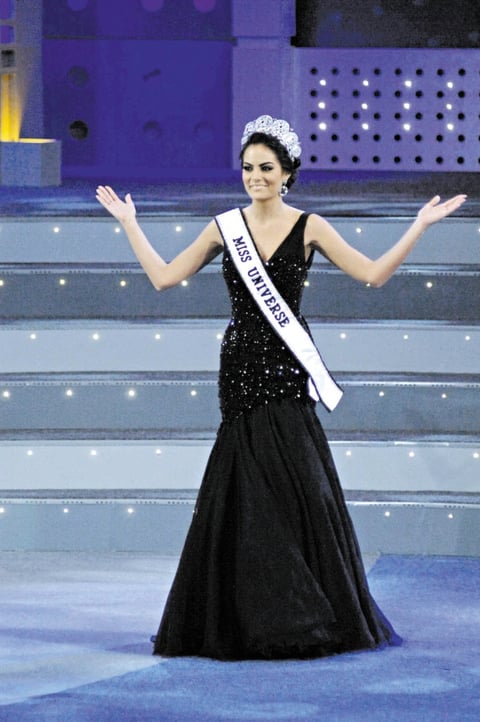 Como una muestra de respeto a la máxima soberana de belleza internacional, los asistentes se pusieron de pie a la par que los aplausos no dejaron de escucharse en el recinto saltillense.