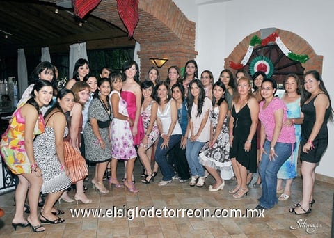 25092010 Amigas y familiares compartieron a su lado tan emotivo festejo.
