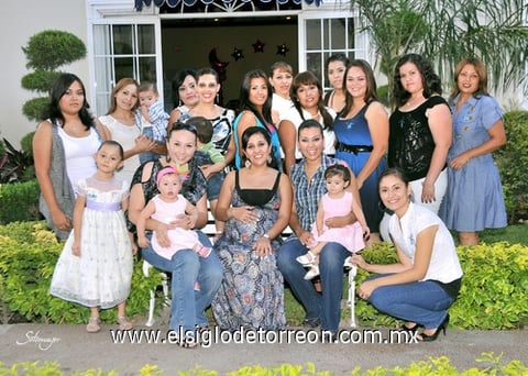 26092010 Amigas y familiares la llenaron de grandes muestras de cariño en su festejo de canastilla.