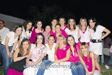 26092010 Ana Cecy Gutiérrez Leal acompañada por sus amigas, durante su fiesta de cumpleaños.