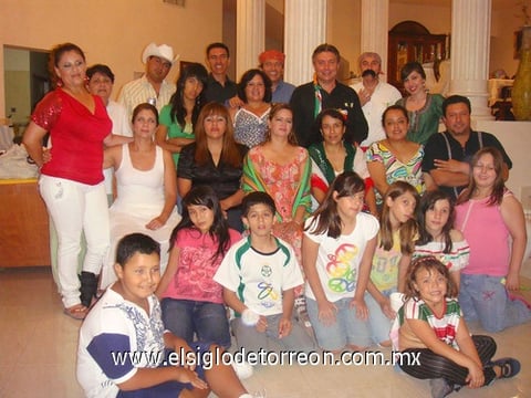 26092010 La familia Olivares Franco lleva 17 años celebrando las fiestas patrias.