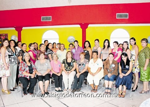 26092010 Mayje Almaraz en compañía de numerosas amigas y familiares en un reciente festejo por el próximo nacimiento de su bebé.