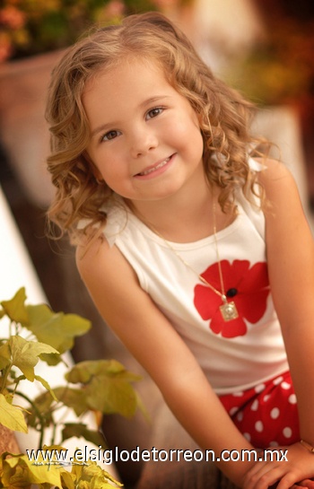 26092010 La pequeña Ángela Aguilar Aguiñaga en estudio fotográfico de Maqueda Peques.