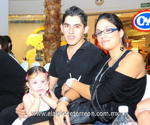 26092010 Nancy Maldonado, Luis Alberto Cereceres y Bárbara Cereceres.