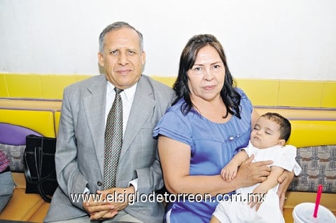 26092010 Fernando Rangel de León y Elena de Rangel en compañía de su nieto Moisés Rangel Álvarez.