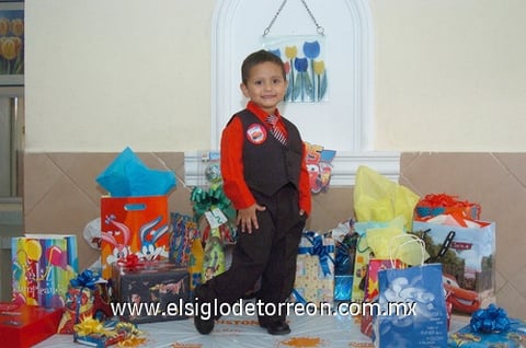 26092010 Cumplió tres años de vida Ángel Ramiro Ortiz Villegas y fue festejado con una divertida piñata.