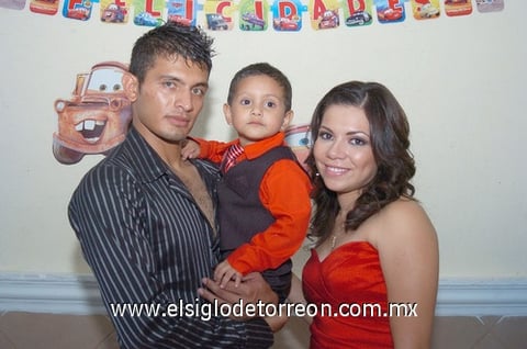 26092010 El pequeño Ángel Ramiro Ortiz Villegas junto a sus papás Jesús Ramiro Ortiz Núñez y Argentina Villegas.