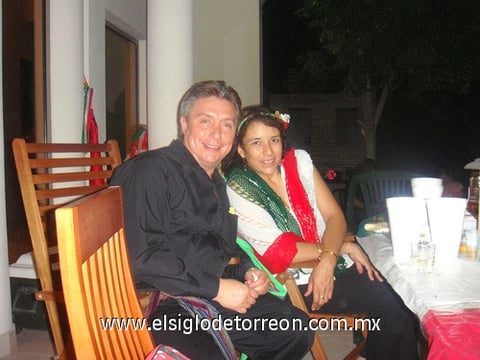26092010 Con una agradable velada, Sergio y María de Lourdes disfrutaron de los festejos del Bicentenario.