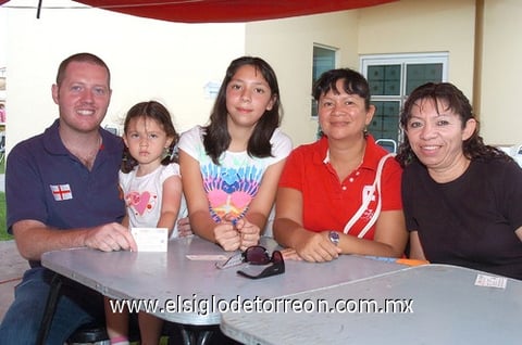 27092010 Andrés, Margarita y Sophía Bravin, Carolina Mendoza y Leslie Bello.