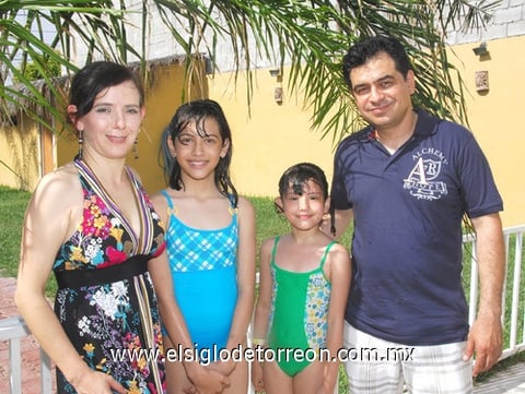 28092010 Mayte Fregoso Rodríguez el día de su cumpleaños número 11 junto a sus papás Susy Rodríguez y Tony Fregoso, y su hermanita Andy.