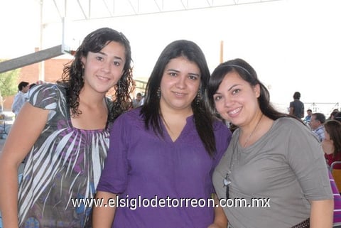 29092010 Reunidas. Mariana García, Ana Julia Flores y Alejandra Ramírez.