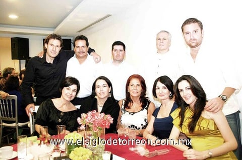 29092010 Señora Emilia Molina de Valdez y su hijo Pedro Antonio, acompañados por sus familiares.