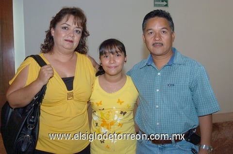 29092010 Laura Martell, Ana Laura Niño y Santiago Niño.