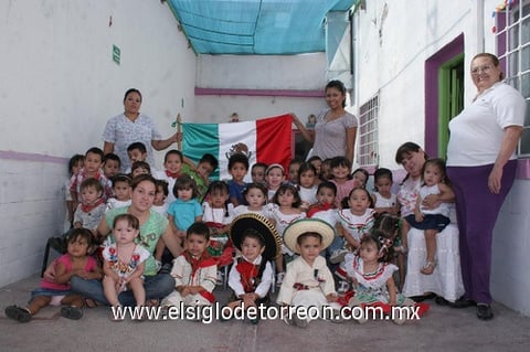 29092010 Pequeñitos de una estancia infantil celebraron las fiestas patrias con un bonito convivio para el cual vistieron ropa muy mexicana en donde resaltaron las trenzas y faldas bordadas en las pequeñas, mientras que en los niños los sombreros y ropa de manta.