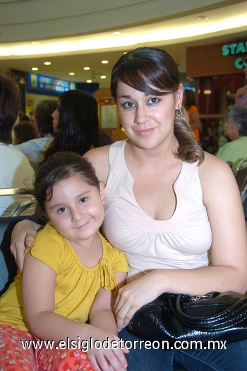 29092010 En familia. Mariam y Guadalupe.