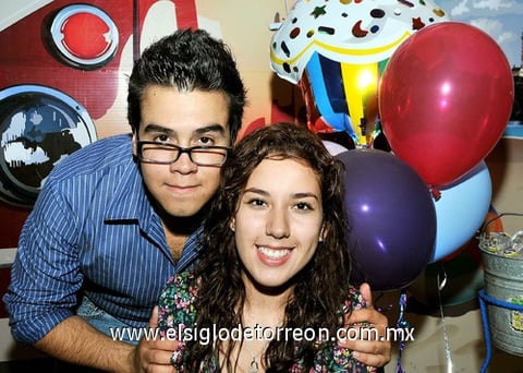 29092010 Elda el día de su cumpleaños junto a Toni.