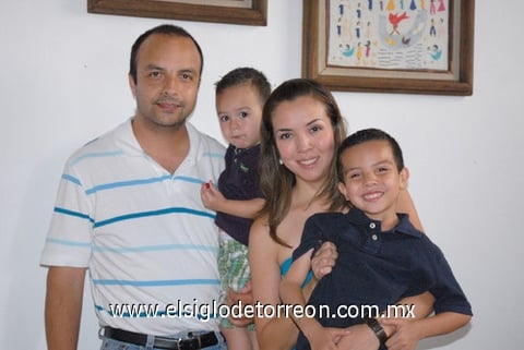 30092010 Claudia Tovalín de Ramón, Elisabetta Ramón Tovalín y Raymundo Ramón Rojas.