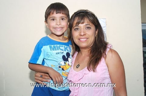 30092010 Luis Ángel y Raquel, presentes en reciente festejo.