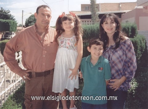 30092010 Luis Alejandro de Alba Stevenson y Eva del Rocío Romero de De Alba junto a sus hijos Daniela y Alex.