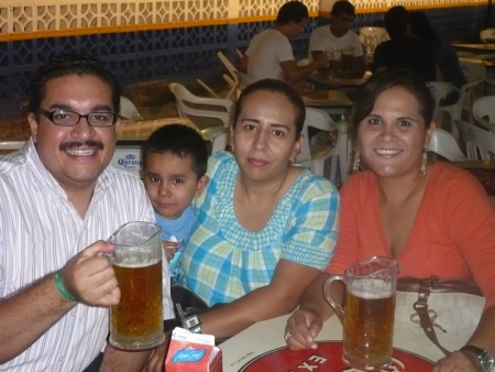 Feria Torreón 2010 Celebrando el cumpleaños Sr. Joaquin Adriano acompañado de su familia .Fotografía enviada por Isa.