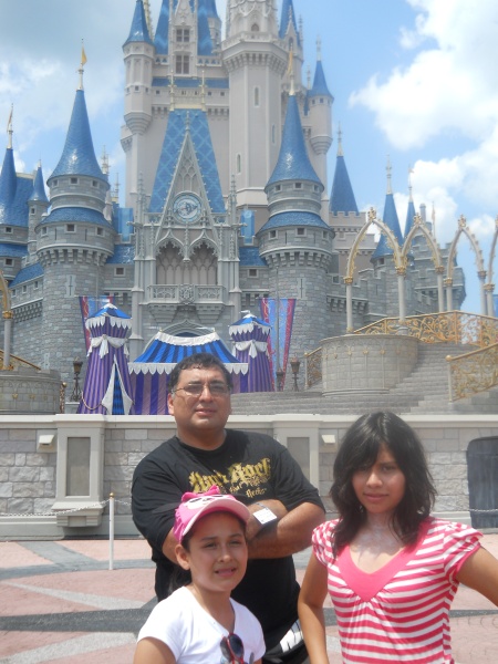 Héctor Gerardo García, Edith García y Paola García en el mundo fantástico de Magic Kingdom.  Fotografía enviada por Héctor Gerardo.