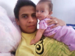 Isabella y su padrino. Fotografía enviada por Elizabeth.