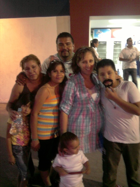 Mi esposa Rosalba con mis hijos Jonathan y Joshua, y Arturo y su esposa y sus hijas. Fotografía enviada por Hugo Ramírez Santos.