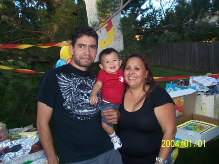 Primer anito de Chris agosto de 2010, festejado por sus papis Efren Gamboa y Noemi Favela. Fotografía enviada por Noemi.